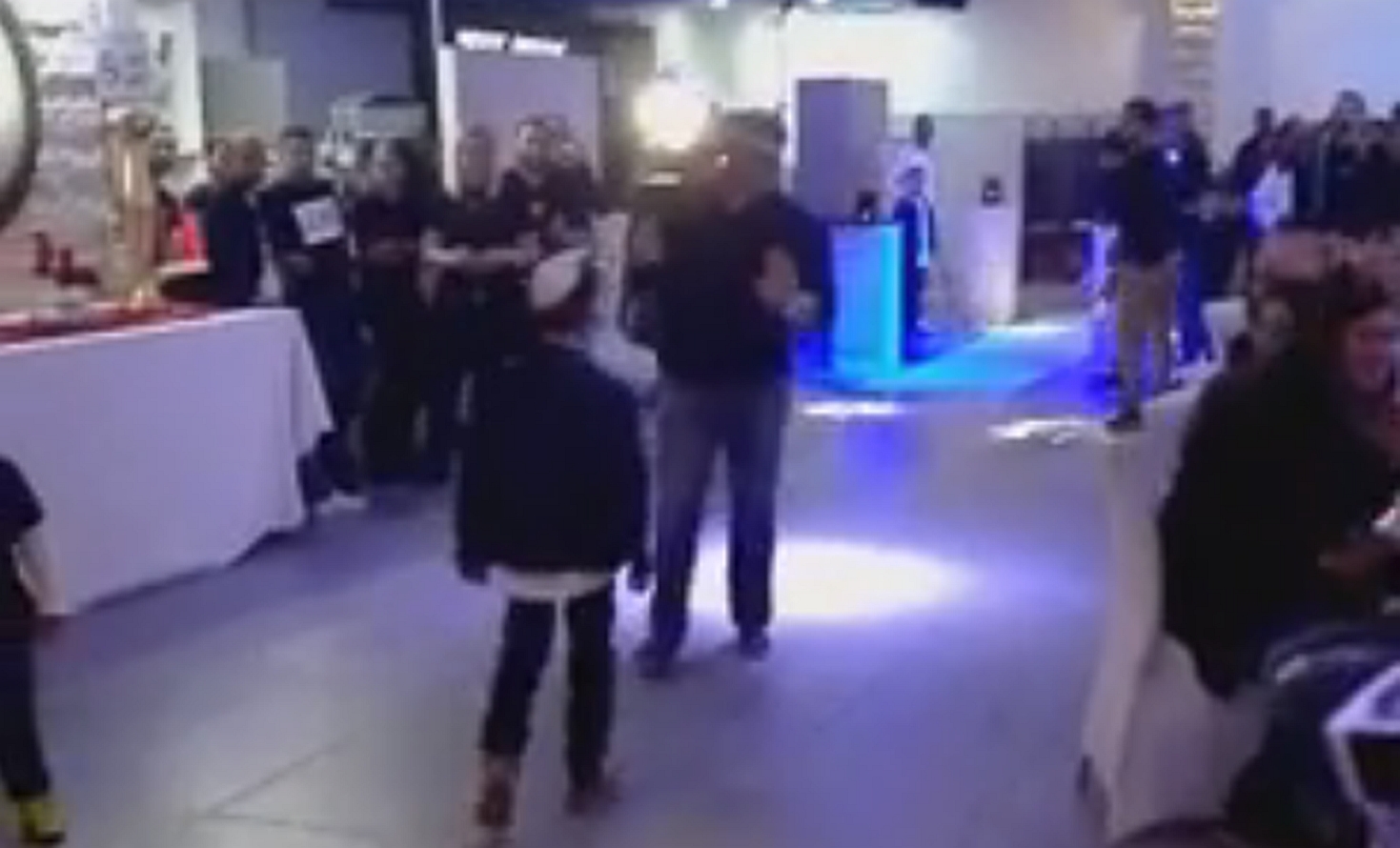 רגע לפני ההפתעה: חתן הבר מצווה נכנס לאולם (צילום: פייסבוק)